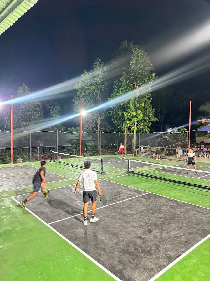 Hideout Picklecourt pickleball court in Valencia — main view